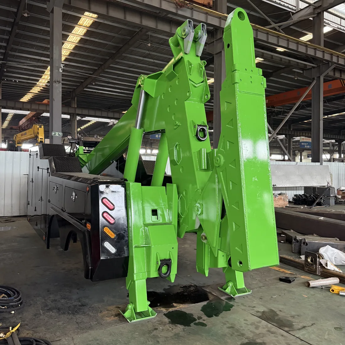 Grúa integrada de 25 toneladas en verde