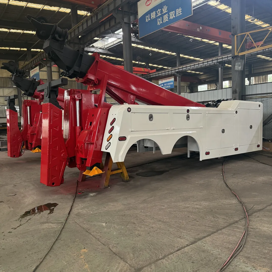 40-ton integrated wrecker with independent underlift arms