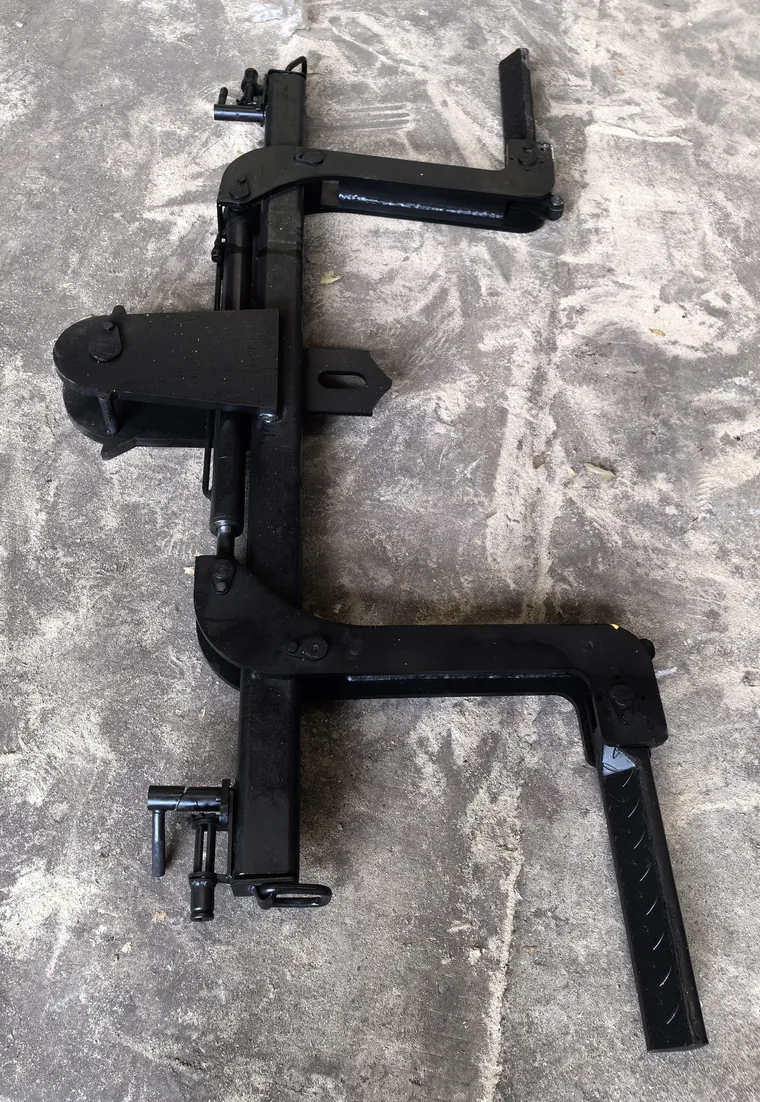 Automatic tow bar with tongue for underlift mounting
